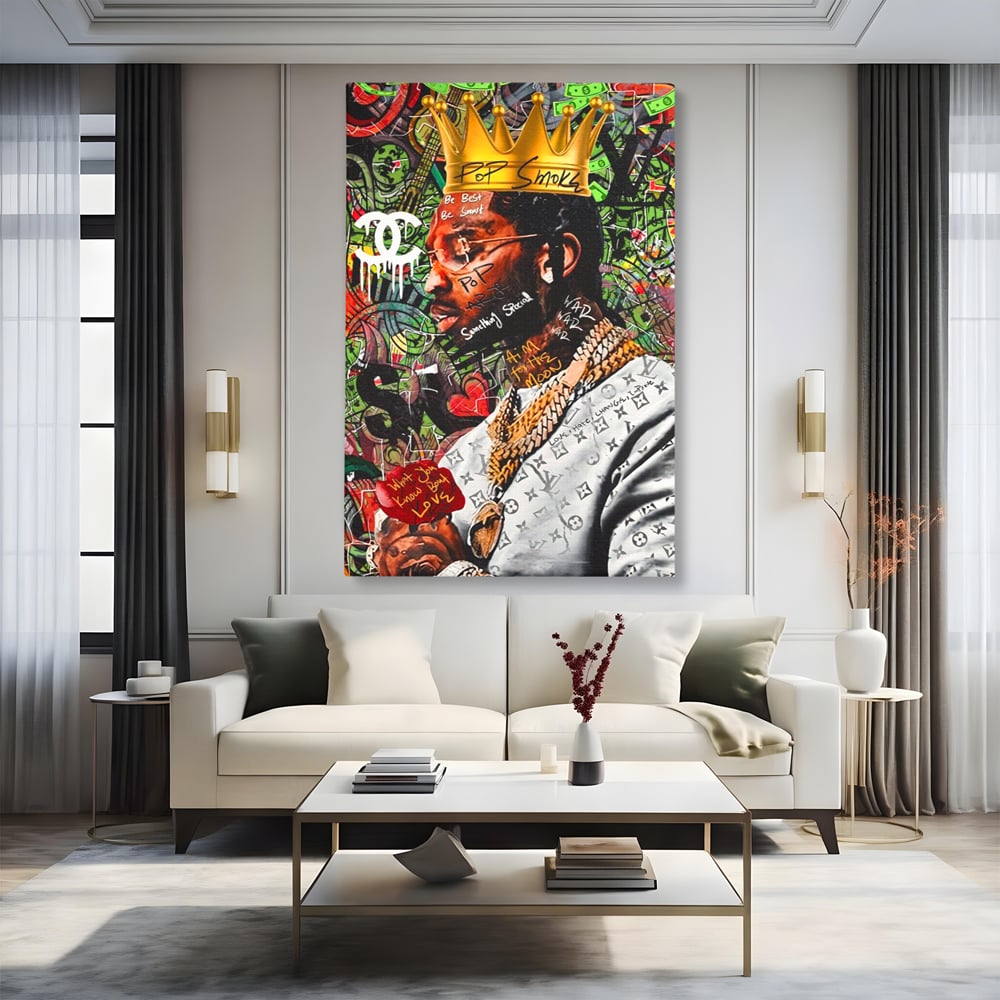 Tablou canvas cu tablou canvas cu rapper purtand coroana, fara rama, pe sasiu de lemn, pe perete intr-un living
